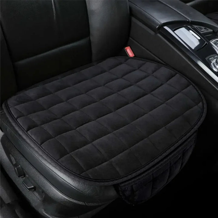 Universelle Winter Autositzauflage im Auto installiert, zeigt perfekte Passform und verbesserten Fahrkomfort.