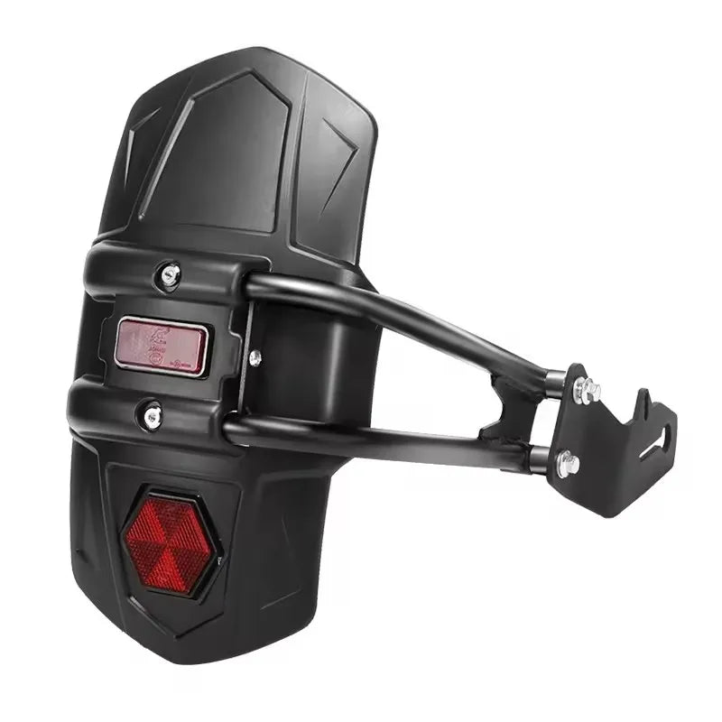 Universeller Motorrad Hinterradschutz mit Reflektor, ABS-Kunststoff im Carbon-Look für jedes Bike.