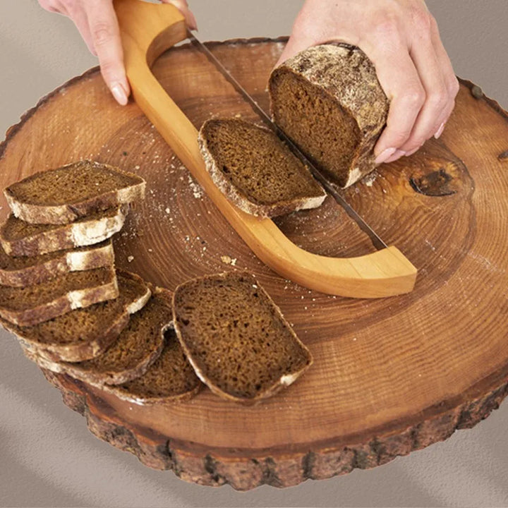 Universelles Brotmesser mit Wellenschliff für müheloses Schneiden von Brot und Gebäck. Perfektes Küchenwerkzeug.