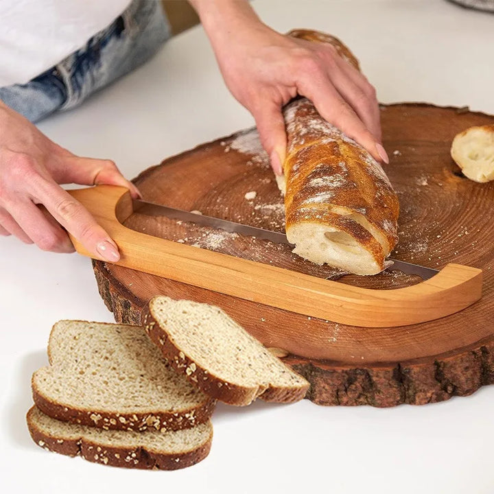 Ergonomisches Brotmesser in Aktion, schneidet mühelos knuspriges Brot und Krusten. Unverzichtbares Küchenzubehör.