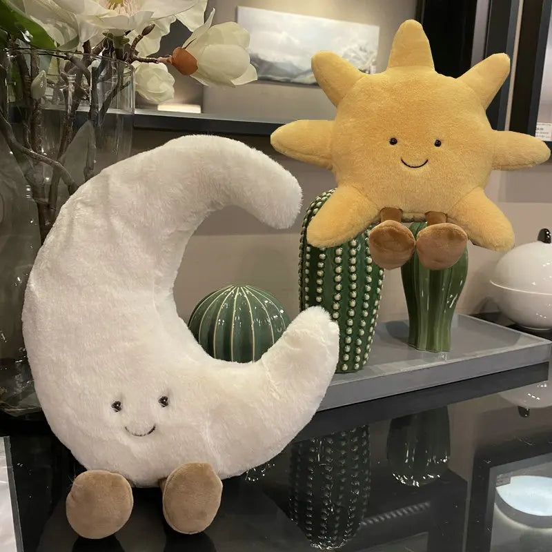 Weiches Mond-Kuschelkissen, detailreich bestickt, perfekt als Plüschtier & Dekokissen für ein gemütliches Kinderzimmer.