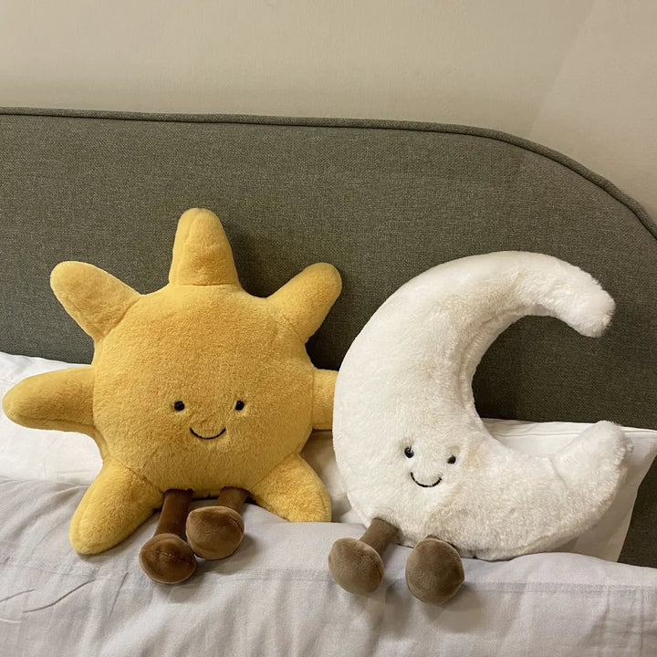 Flauschiges Plüschtier Kuschelkissen Set, Mond & Sonne, weich und gemütlich, ideal als Deko für jedes Kinderzimmer.