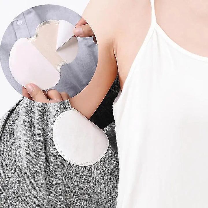 Unsichtbare Achselpads für diskreten Schweißschutz, halten Kleidung trocken und geruchsneutral.