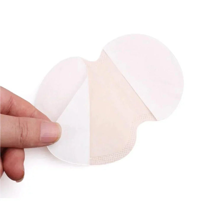 Diskret auf Kleidung angebrachte Achselpads bieten unsichtbaren Schweißschutz für langanhaltende Frische.