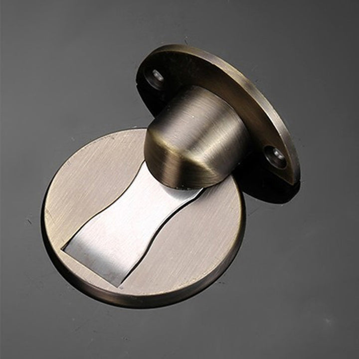 Zwei unsichtbare magnetische Türstopper an verschiedenen Türen. Effektiver Wandschutz im gesamten Büro oder Zuhause.