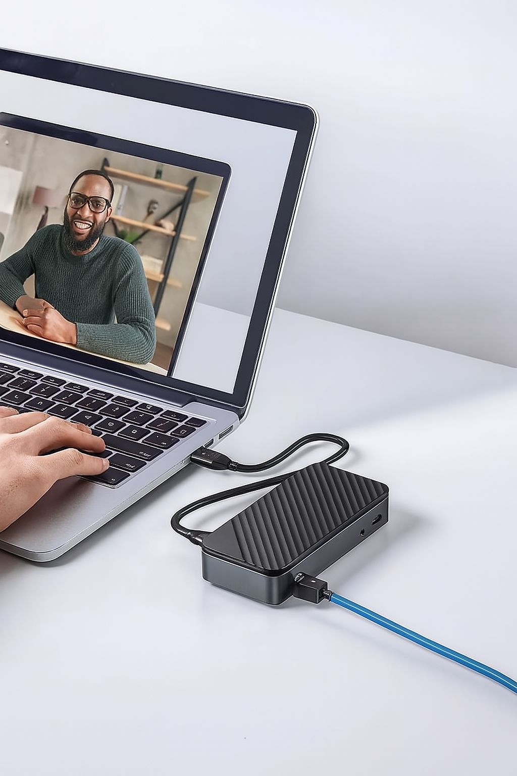 USB-C Dockingstation 10-in-1 Pro Hub mit SSD-Gehäuse & Kühlung für erweiterte Laptop-Konnektivität.