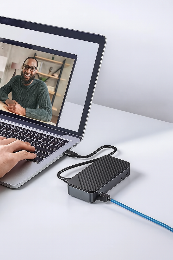 USB-C Dockingstation 10-in-1 Pro Hub mit SSD-Gehäuse & Kühlung für erweiterte Laptop-Konnektivität.