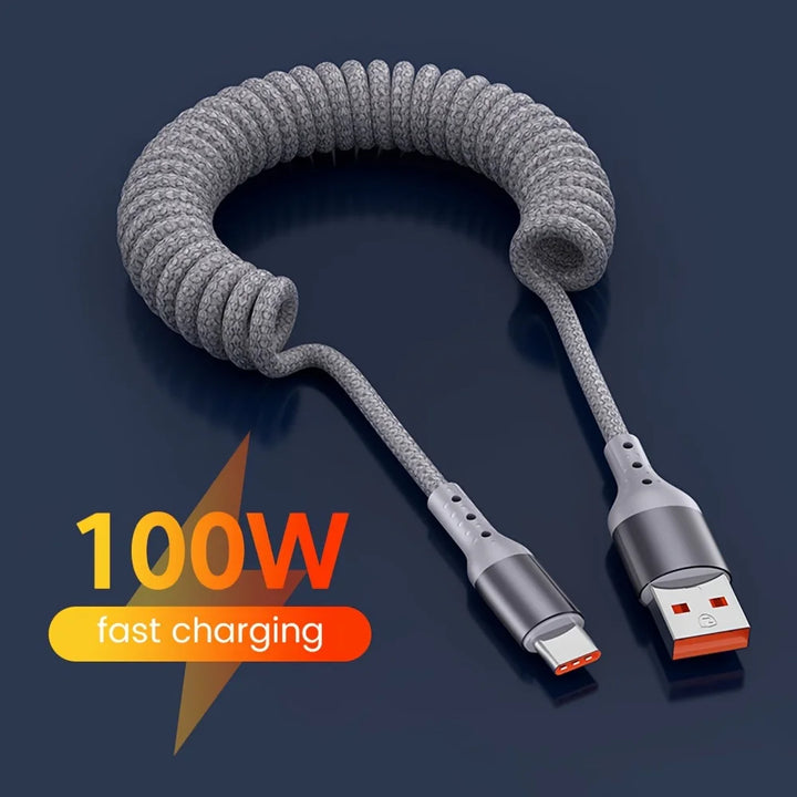 Ein Smartphone wird mit dem kompakten 100W USB-C Feder-Ladekabel schnell geladen.