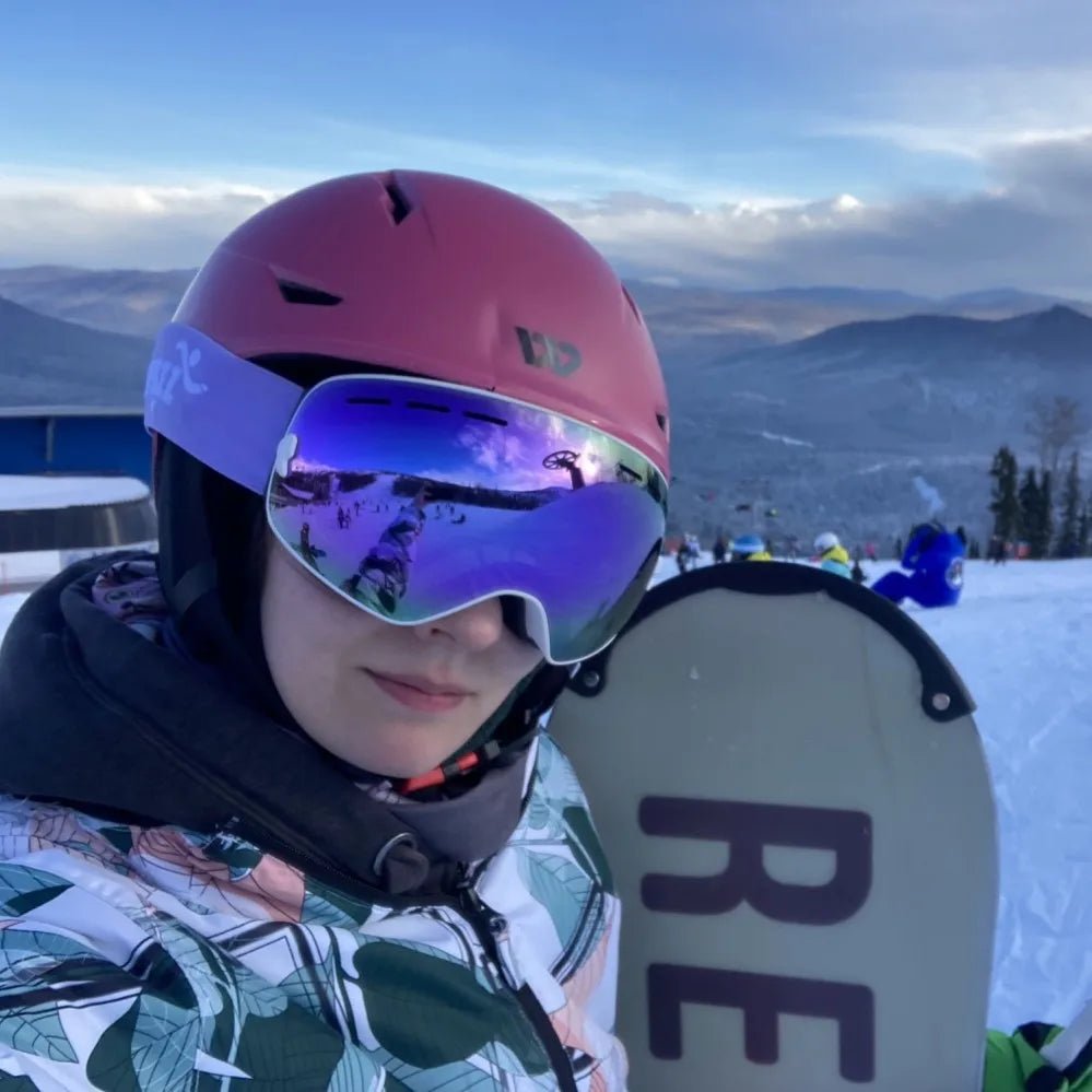Antibeschlag UV400 Skibrille für Ski & Snowboard, bietet klaren Panoramablick und Augenschutz.