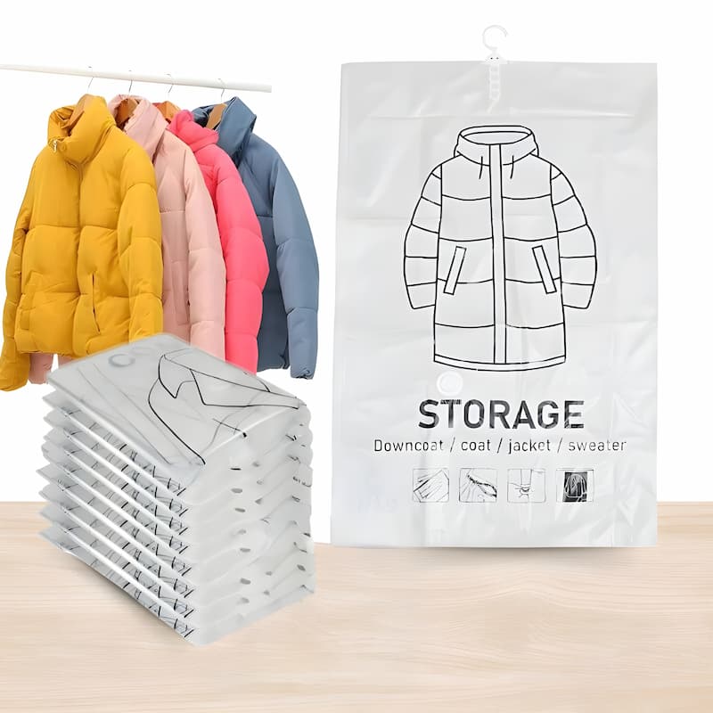 Vakuumbeutel komprimieren Kleidung für bis zu 80% mehr Stauraum im Kleiderschrank; platzsparende Aufbewahrungslösung.