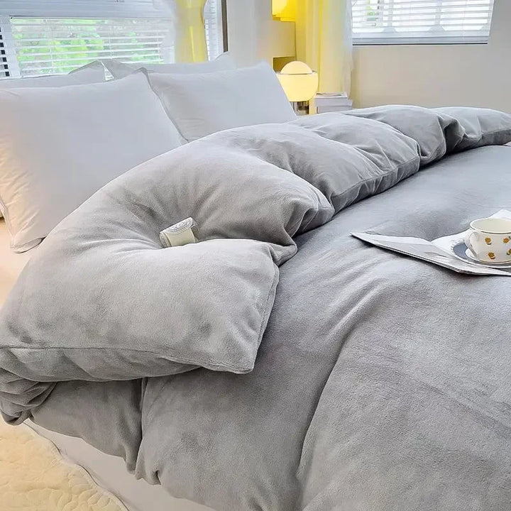 Einfarbiger CozyCover Bettbezug aus warmem Coral Fleece, perfekt für einladendes Schlafzimmer und Entspannung.