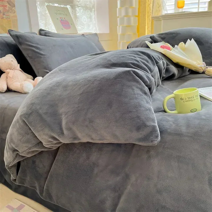 Gemütlicher Flanell-Fleece-Bettbezug auf einem Bett, bereit für kalte Winternächte und erholsamen Schlaf.