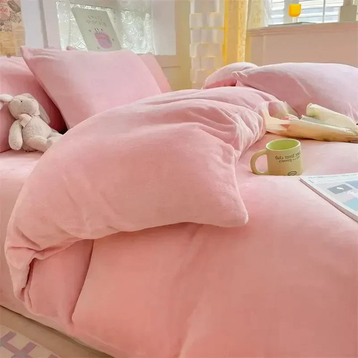 Eleganter, einfarbiger Bettbezug aus verdicktem Flanell-Fleece, bringt Wärme und Gemütlichkeit ins Schlafzimmer.