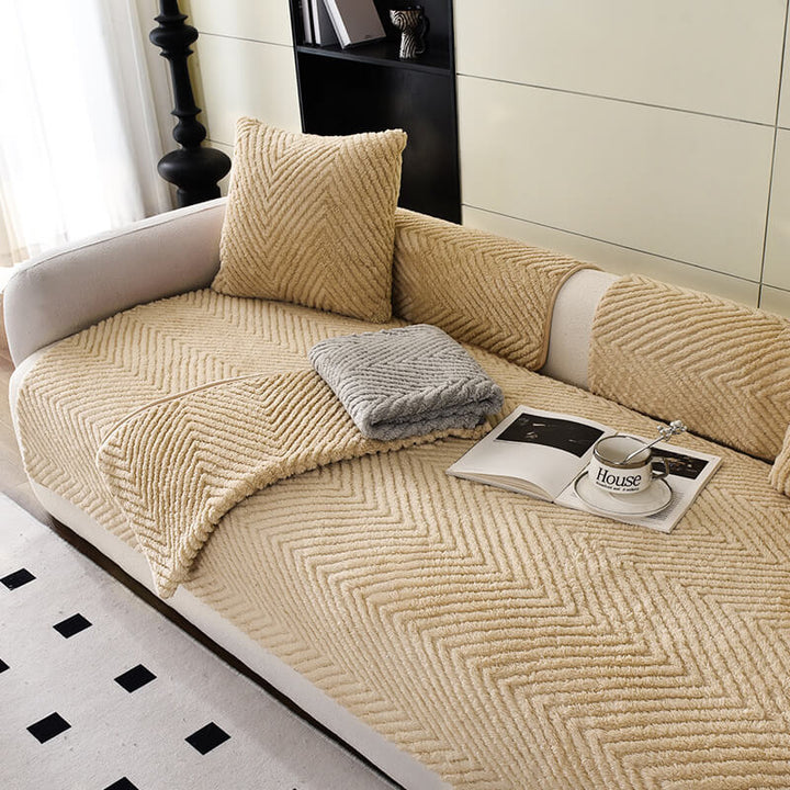 Eleganter dunkelgrauer Plüsch-Sofabezug mit Fischgrätenmuster. Rutschfest für optimalen Sofaschutz im Wohnzimmer.