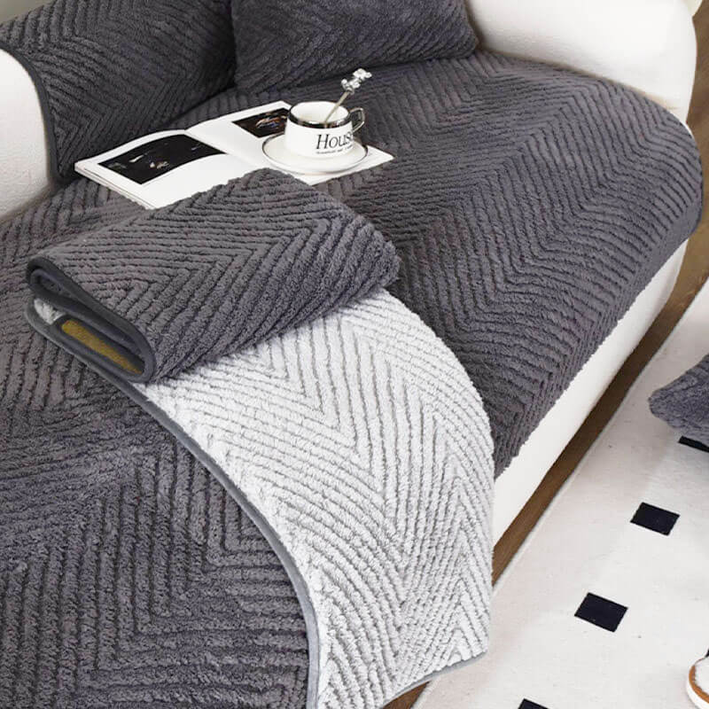 Gemütlicher, rutschfester Plüsch-Sofabezug. Das Fischgrätenmuster bietet stilvollen Sofaschutz im Wohnzimmer.