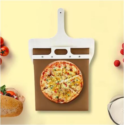 Verschiebbarer Pizzaschieber aus Birkenholz mit Schiebemechanismus für einfaches Handling von Pizza im Ofen.