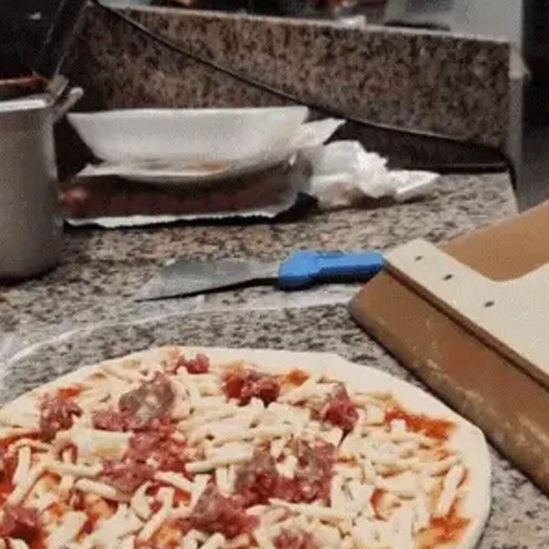 Küchenhelfer: Pizzaschieber aus Birkenholz mit Schiebemechanismus. Für sicheres Handling von Pizzen.