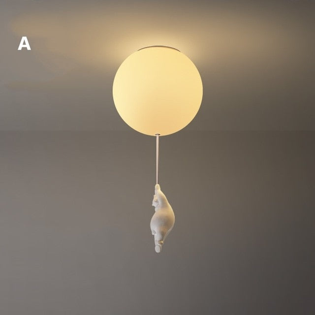 Niedliche Deckenlampe im Ballonbär-Design; ideal als Innenbeleuchtung für Kinderzimmer und Spielbereiche.