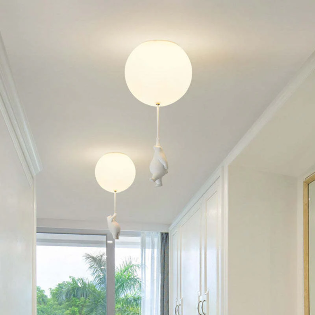 Niedliche Bär Luftballon Deckenleuchte als Highlight im Kinderzimmer. Moderne LED-Lampe für helle Wohnräume.