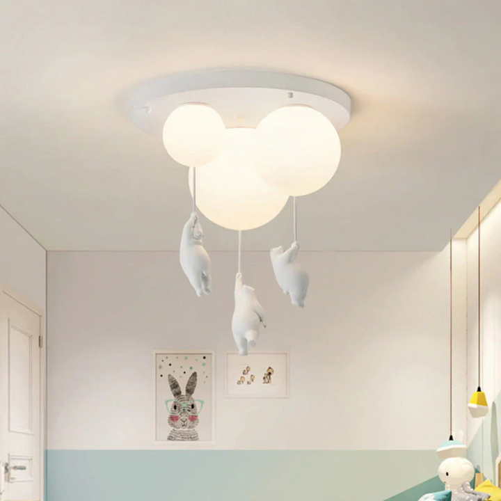 Detailaufnahme der Deckenleuchte Bär Luftballon. Hochwertige Kinderzimmerlampe mit verspieltem Design.