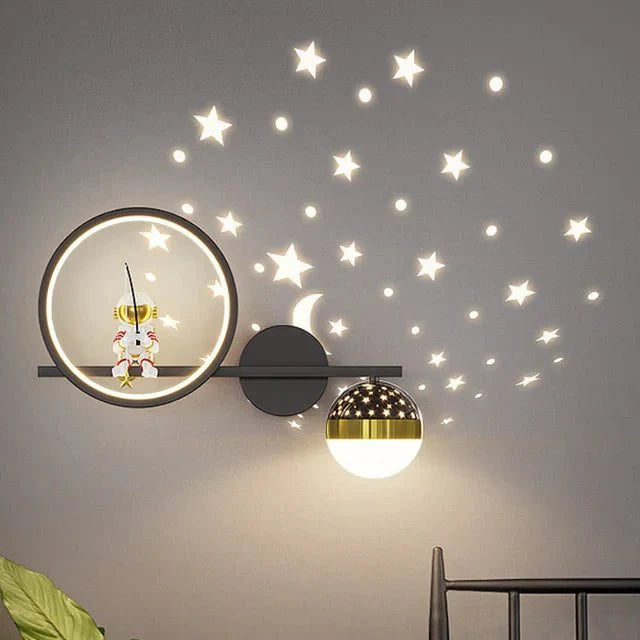 Moderne Kinderlampe als Wandbeleuchtung. Verspieltes LED-Licht für Kinder- und Babyzimmer. Ideal als Nachtlicht.