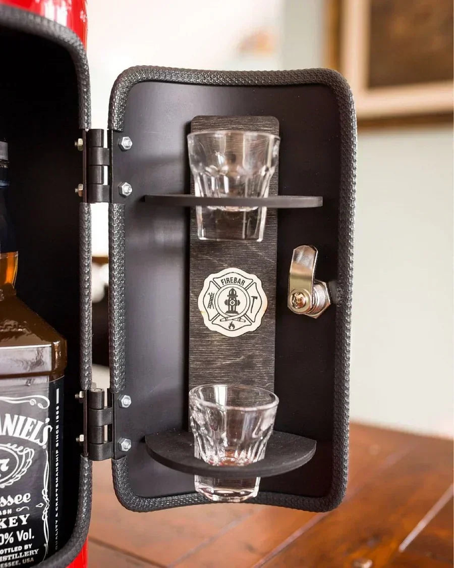 Originelle Geschenkidee: Feuerlöscher-Bar mit Geheimfach für Spirituosen, perfekte Überraschung für Liebhaber von Bar-Zubehör.