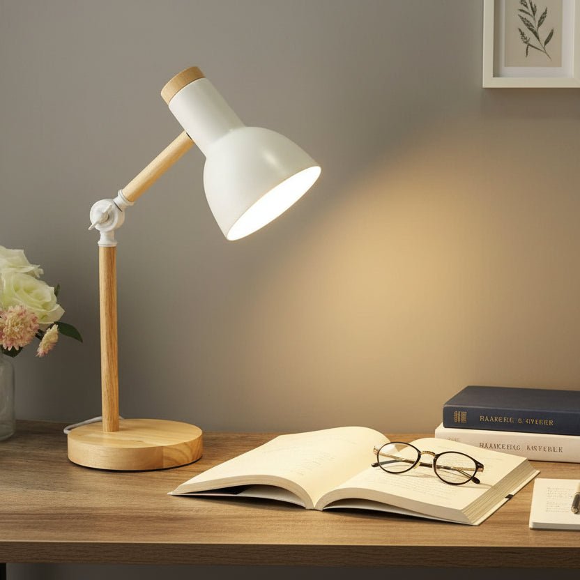 Moderne Skandi-Holzlampe für Schreibtisch, Büro oder Wohnzimmer. Verstellbares Design sorgt für optimale Lichtverhältnisse.