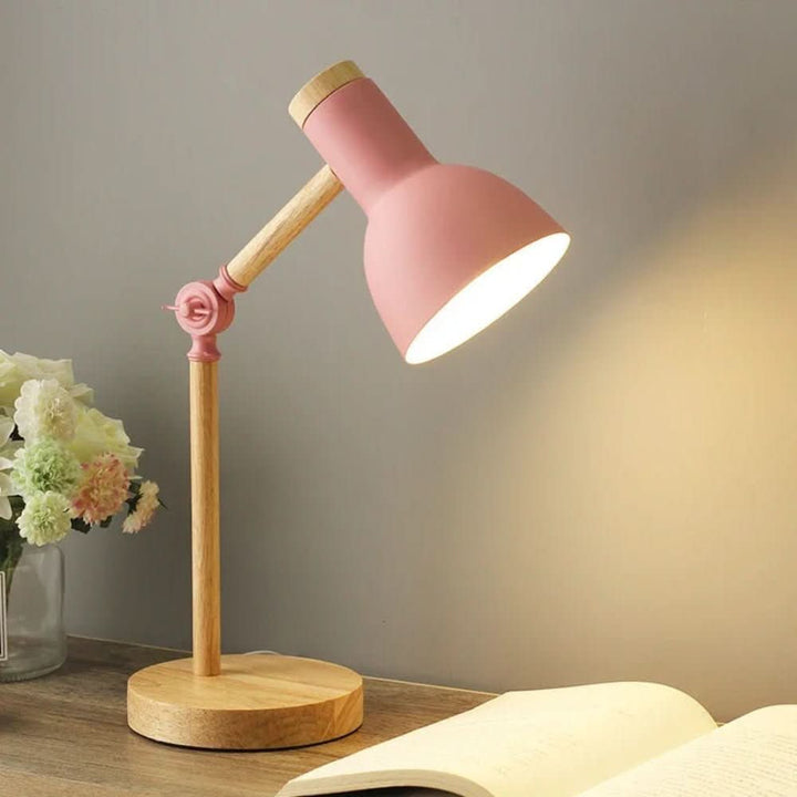 Minimalistische Holz-Designlampe, verstellbarer Arm. Skandinavische LED-Tischleuchte für modernes Wohnen und Arbeiten.