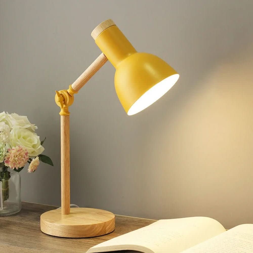 Skandinavische Design-Tischlampe aus hellem Holz. Verstellbare Schreibtischlampe mit LED für Büros & moderne Wohnräume.