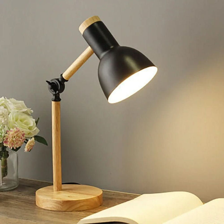 Verstellbare Schreibtischlampe aus Holz im Skandi-Stil. Moderne LED-Tischleuchte für gemütliches Licht in Büro und Zuhause.