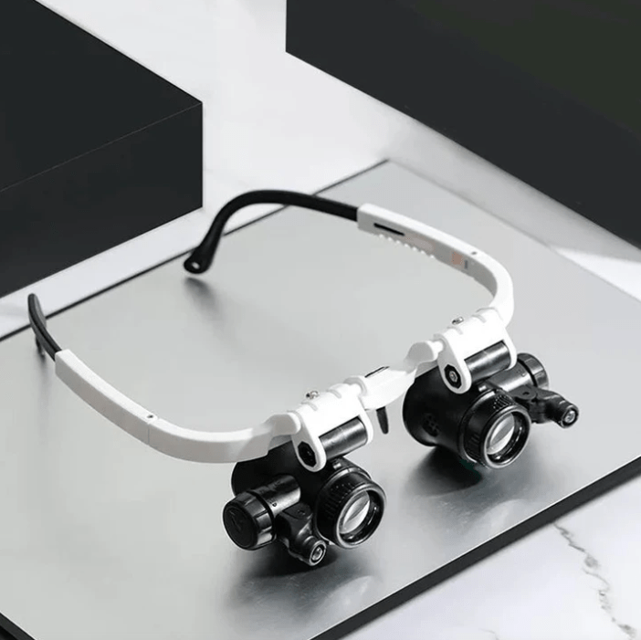 Professionelle Lupenbrille mit LED-Beleuchtung & verschiedenen Vergrößerungsgläsern für Präzision.