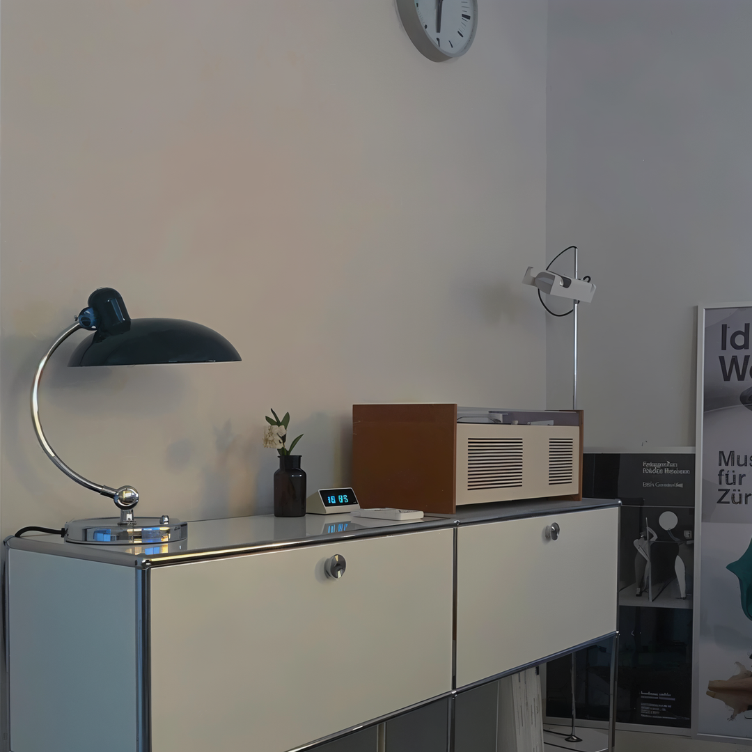Verstellbare Vintage Schreibtischlampe Virella aus Eisen, ideal für Büro & Leseecke.
