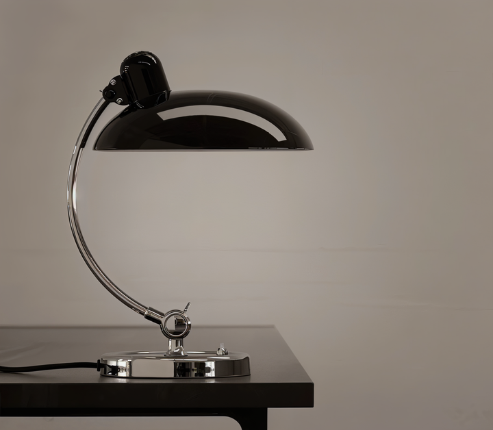 Dekorative Vintage Tischlampe aus Eisen, im industriellen Design, ein Blickfang für jedes Arbeitszimmer.