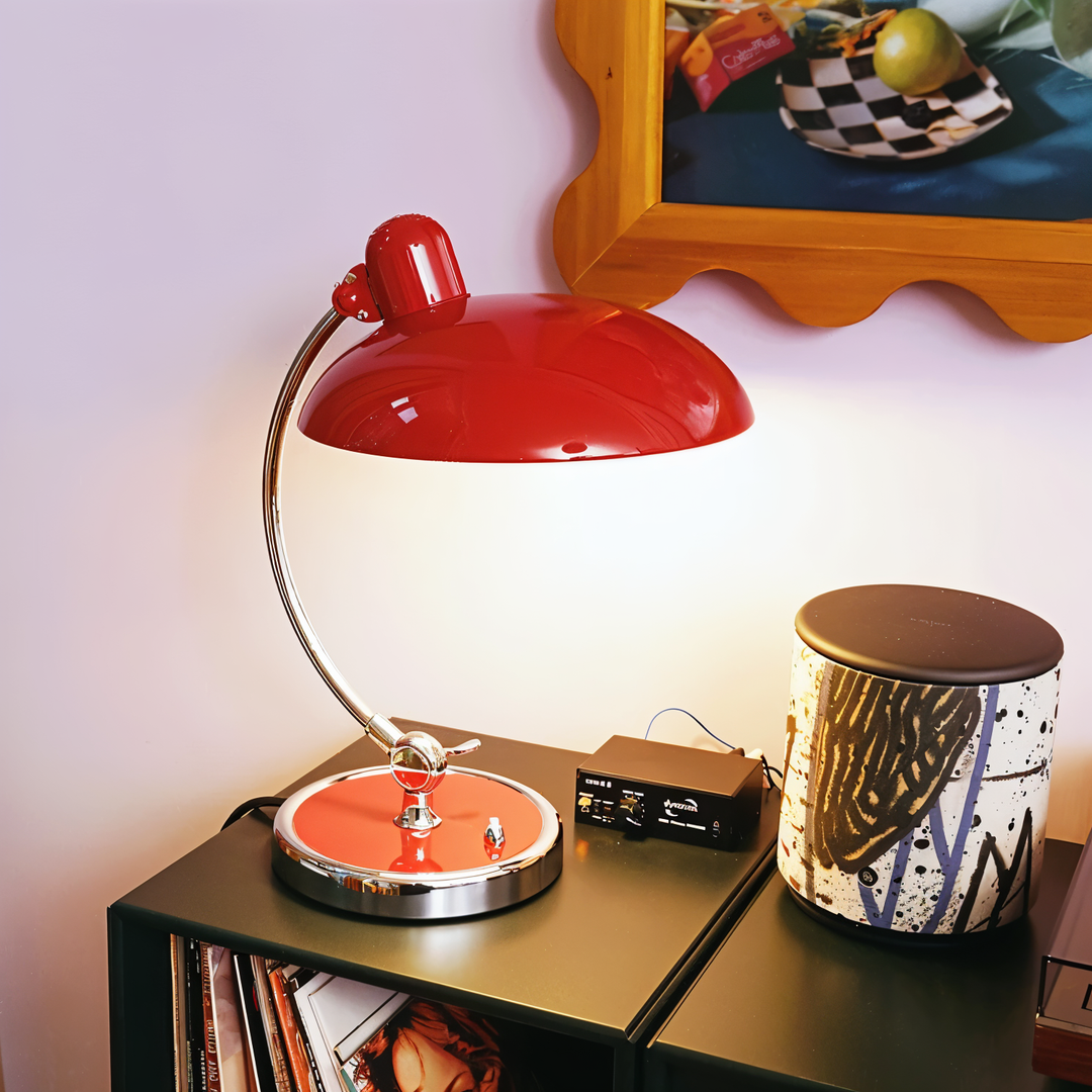 Schreibtischlampe im Retro-Look aus gebürstetem Eisen, flexibel einstellbar für optimalen Lichtschein.