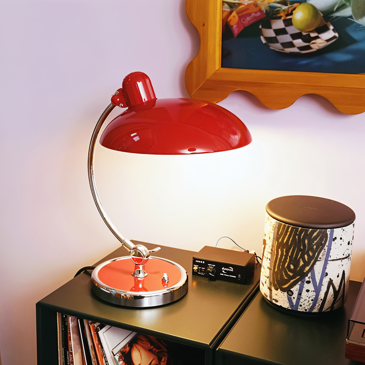Schreibtischlampe im Retro-Look aus gebürstetem Eisen, flexibel einstellbar für optimalen Lichtschein.
