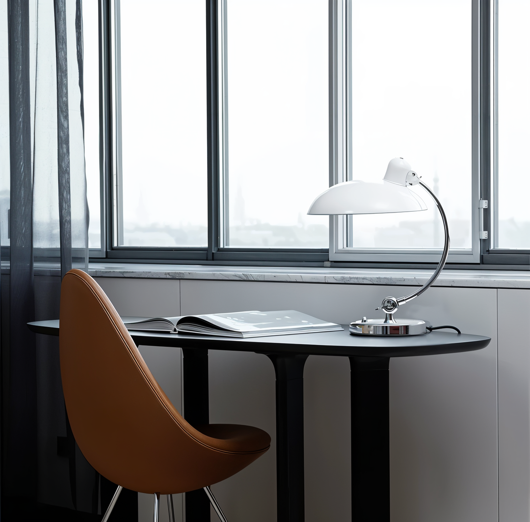 Robuste Schreibtischlampe aus Eisen, im zeitlosen Vintage-Design, perfekt für den Arbeitsplatz oder Nachttisch.