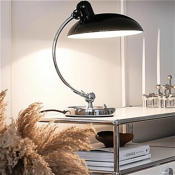 Detailansicht der verstellbaren Gelenke der Vintage Schreibtischlampe Virella aus Eisen.