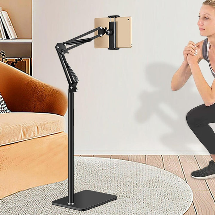 Freihändiger 360° Handy- & Tablet-Halter für maximalen Komfort und entspanntes Sehen am Bodenständer.