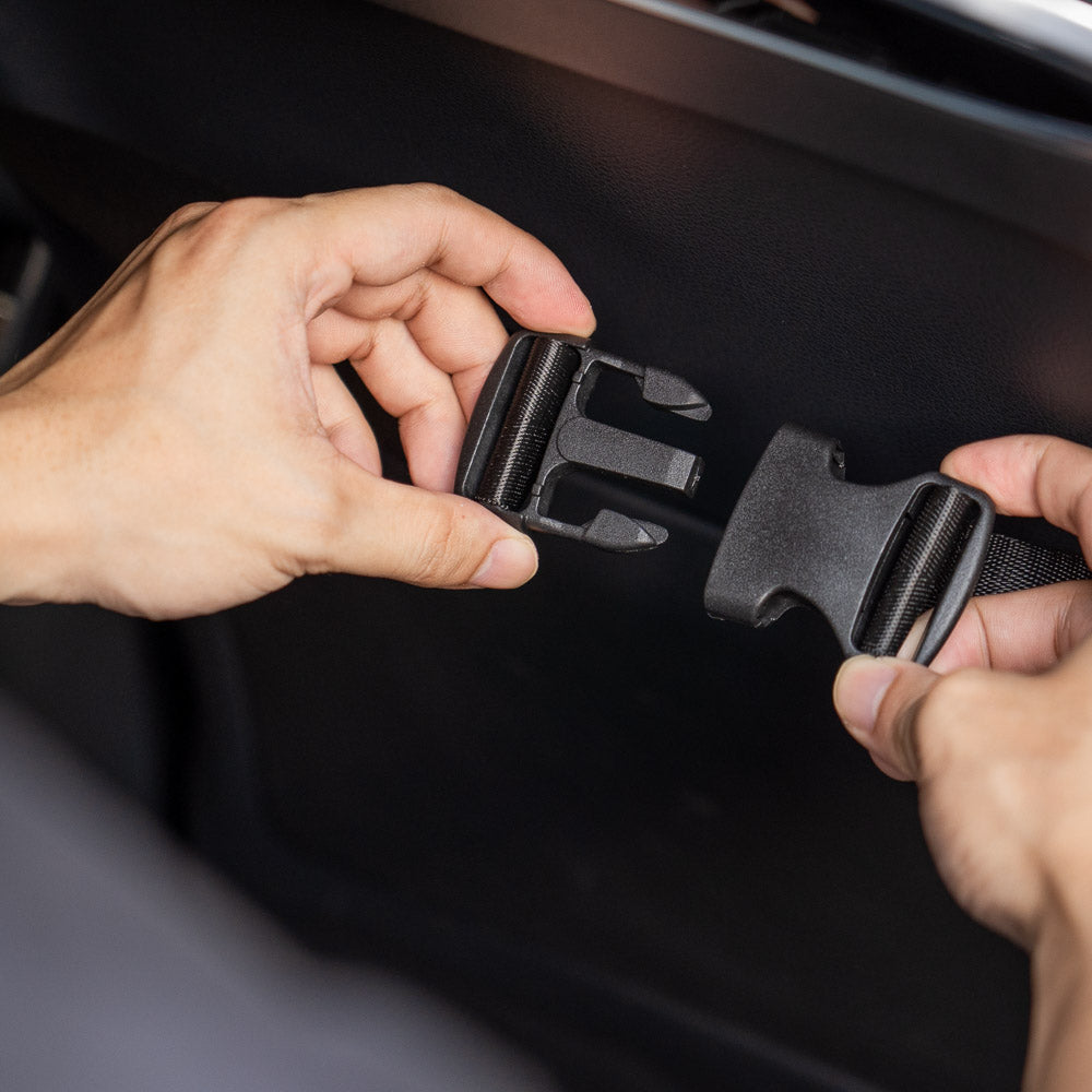 Detailansicht des verstellbaren Hunde Autosicherheitsgurts mit stabiler Schnalle für sicheres Reisen.