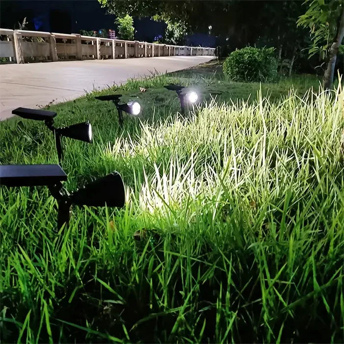 Einstellbarer LED Solarspot für Terrasse & Auffahrt, robuste Außenleuchte mit Solarmodul.