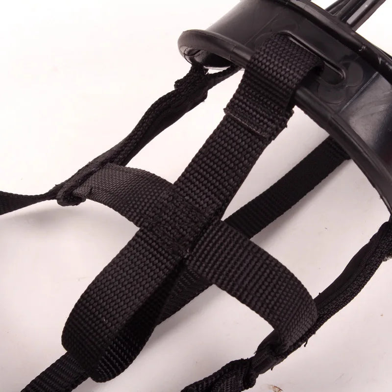Detailansicht: flexibler, weicher Silikon-Maulkorb für Hunde mit verstellbaren Riemen & atmungsaktivem Design.