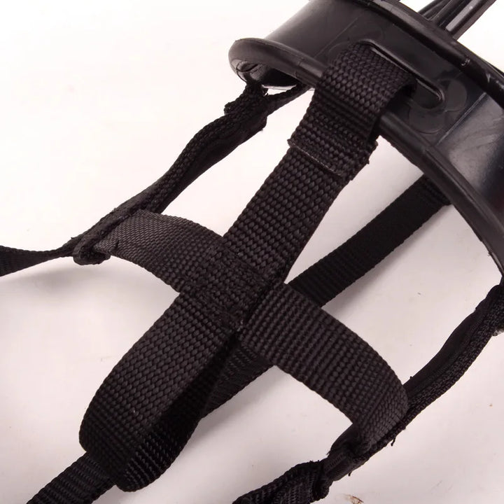 Detailansicht: flexibler, weicher Silikon-Maulkorb für Hunde mit verstellbaren Riemen & atmungsaktivem Design.