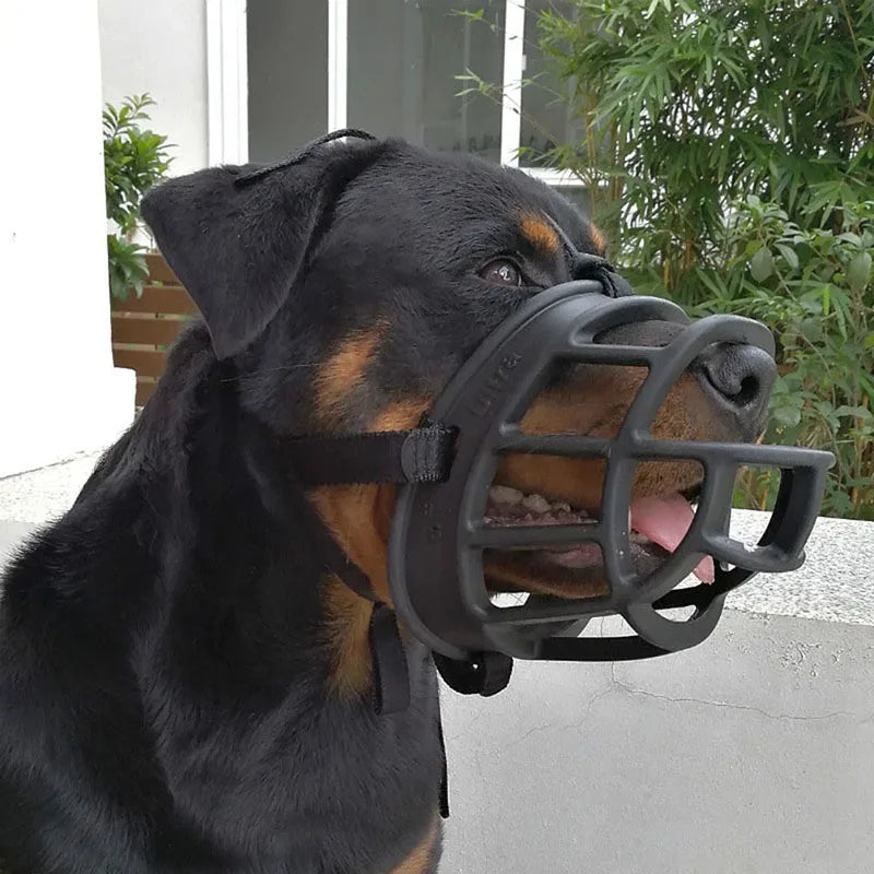 Robuster, verstellbarer Silikon-Maulkorb bietet effektiven Beißschutz & Sicherheit für Hunde & Umwelt.
