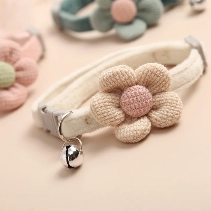 Verstellbares Katzenhalsband mit zartem Blumen-Anhänger, ideal für stilvolle Katzen.
