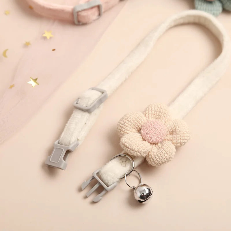 Modisches Katzenhalsband, verstellbar, mit süßem Blumen-Anhänger – ein schönes Accessoire für Haustiere.