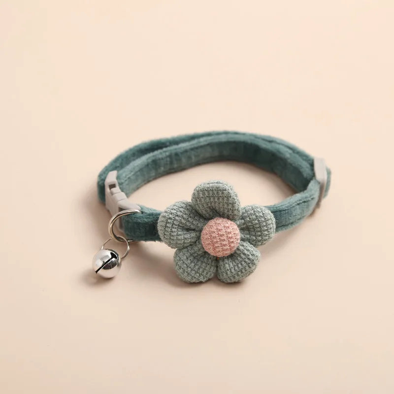 Charmantes Katzenhalsband mit detailliertem Blumen-Anhänger, ein Hingucker für jede Katze und Haustier.