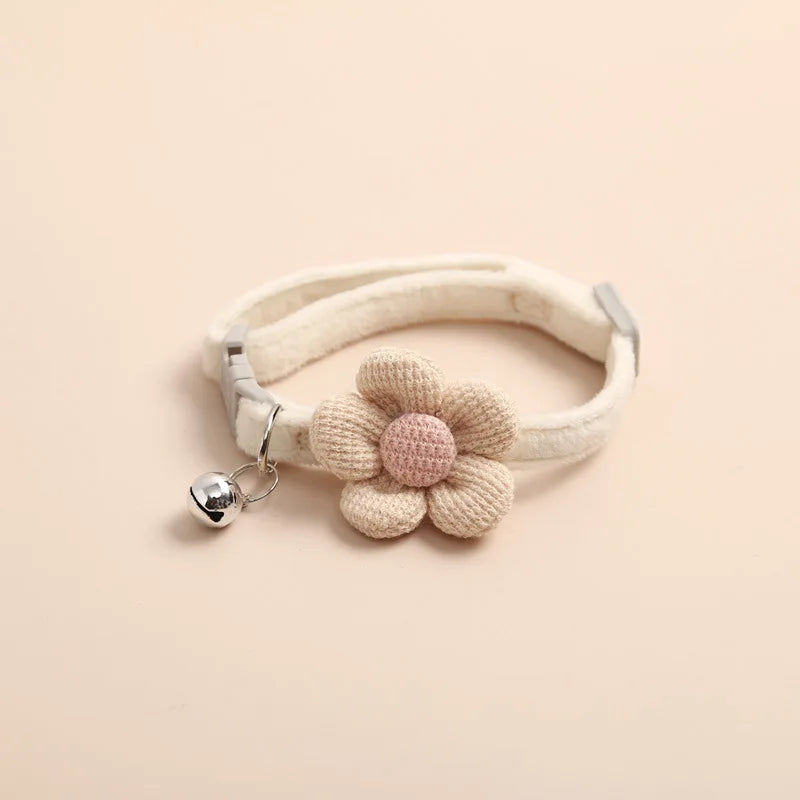 Verstellbares Katzenhalsband für Haustiere mit stilvollem Blumen-Anhänger und Sicherheitsverschluss.