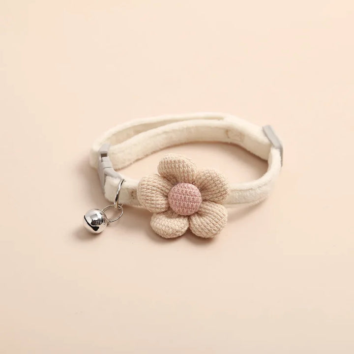 Verstellbares Katzenhalsband für Haustiere mit stilvollem Blumen-Anhänger und Sicherheitsverschluss.
