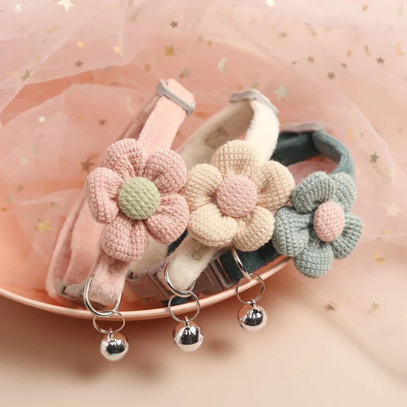 Perfektes Geschenk: Verstellbares Katzenhalsband mit hübschem Blumen-Anhänger, stilvolles Accessoire für Katzen.