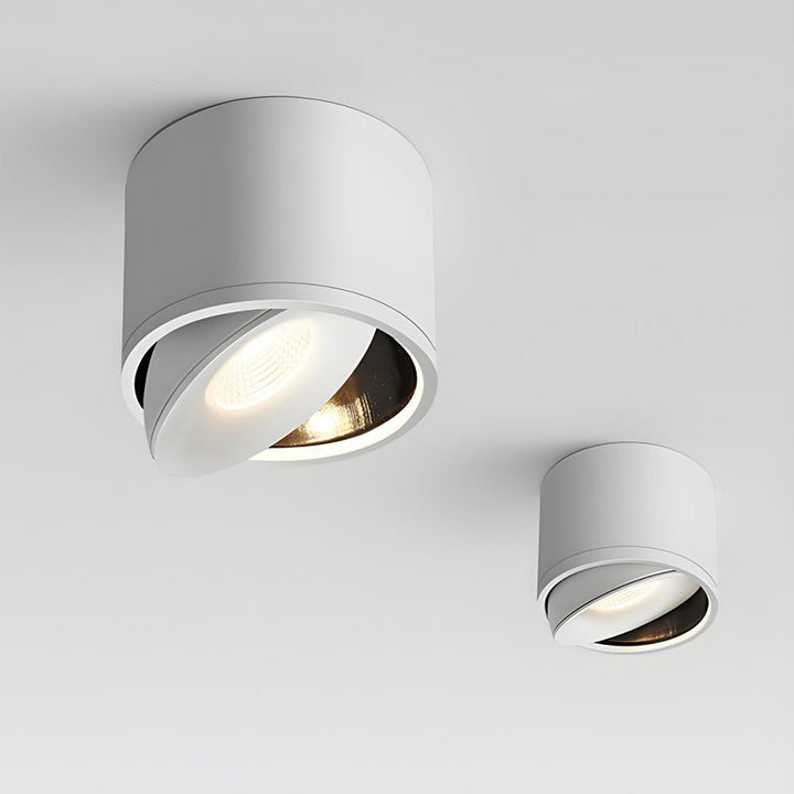 Flaches LED Decken-Downlight, schwenkbar & aus Aluminium, ideal für Akzentbeleuchtung.